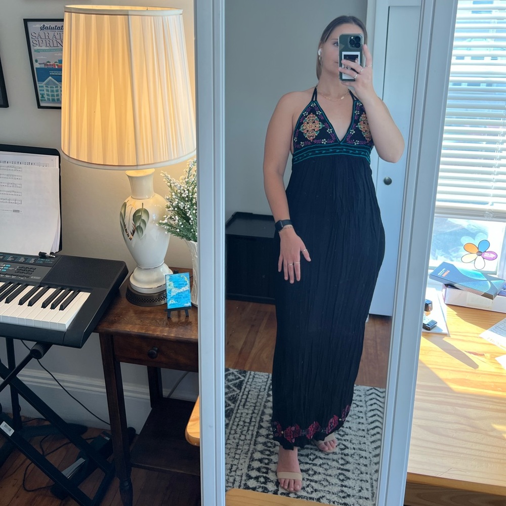 L Forever 21 Embroidered Black Maxi Dress